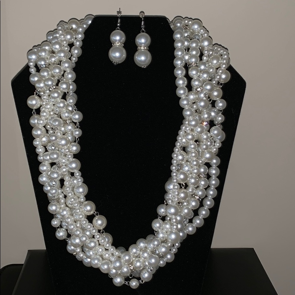 Chunky WhitePearl Necklace With Earrings
